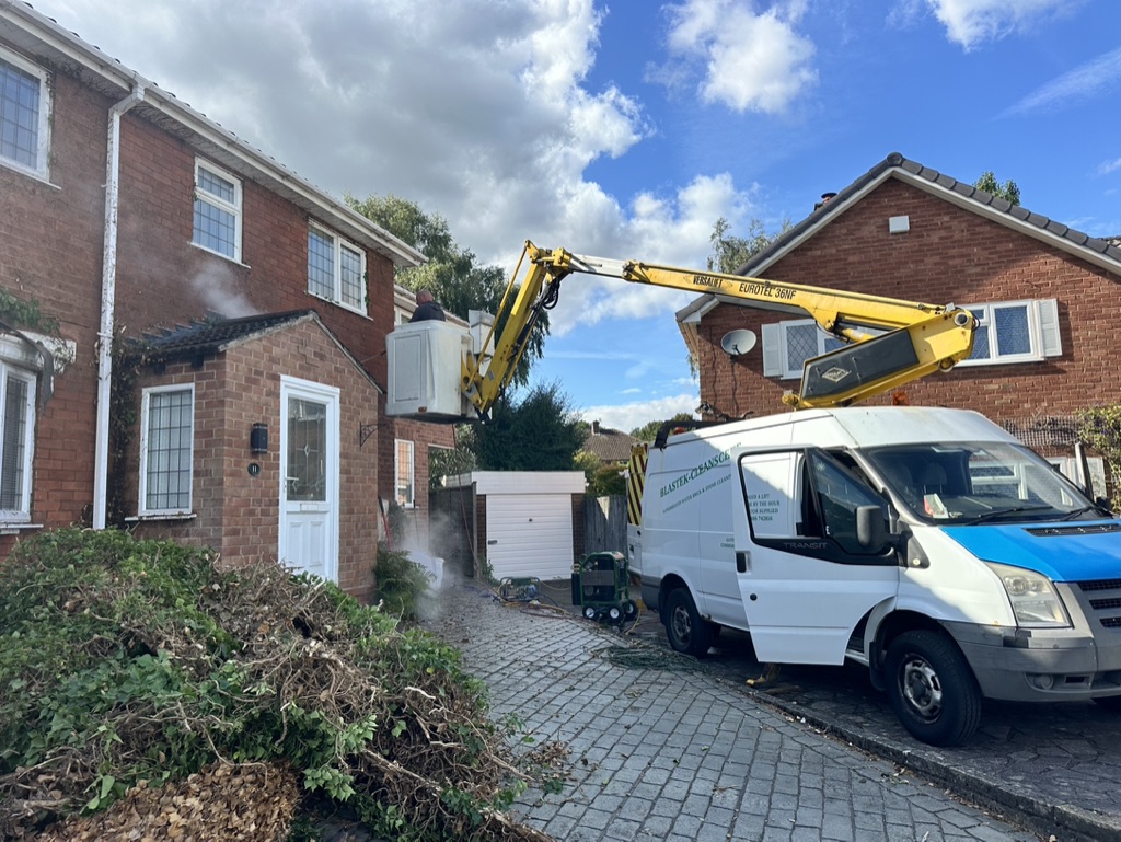 Doff cleaning brickwork to remove traces of ivy